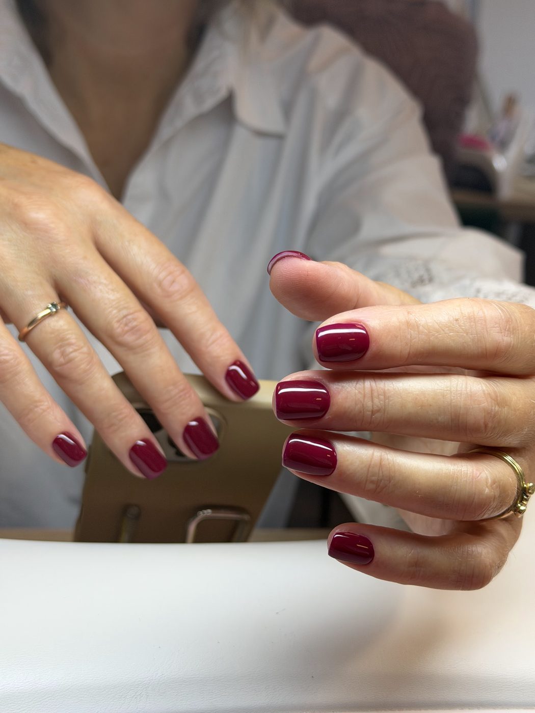 Diepe wijnrode manicure
