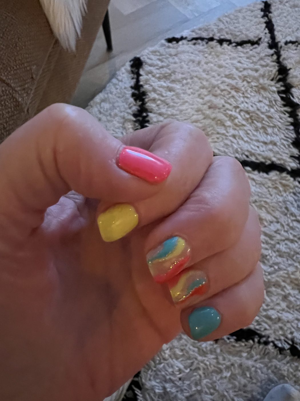 Pastelkleurige nagels in meerdere tinten
