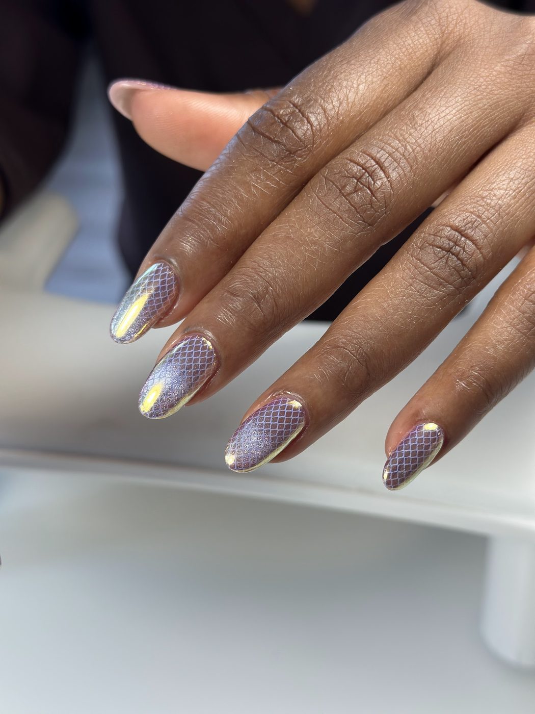 Chroom en lila nagels met schubbenpatroon