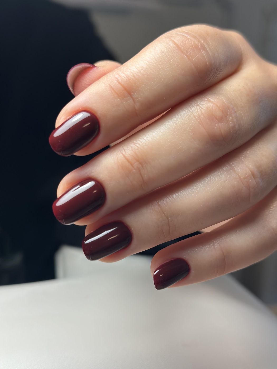 Donkerbordeaux glanzende nagels